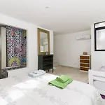 Apartamento Con Terraza Y Plantas
