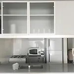 Veve V . Sun Splashed Apt, Easy Access To The City