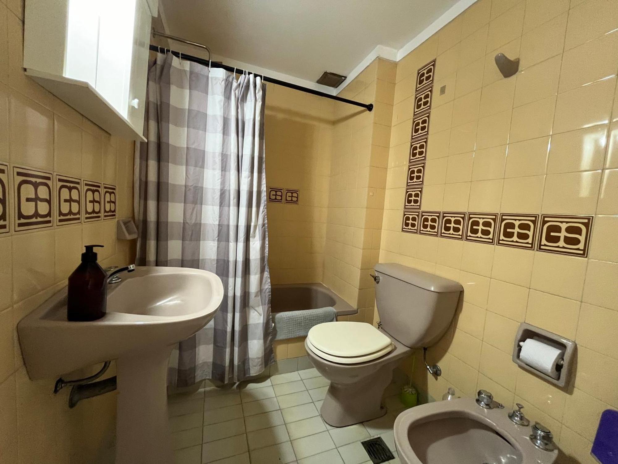 Obelisk Apartment *