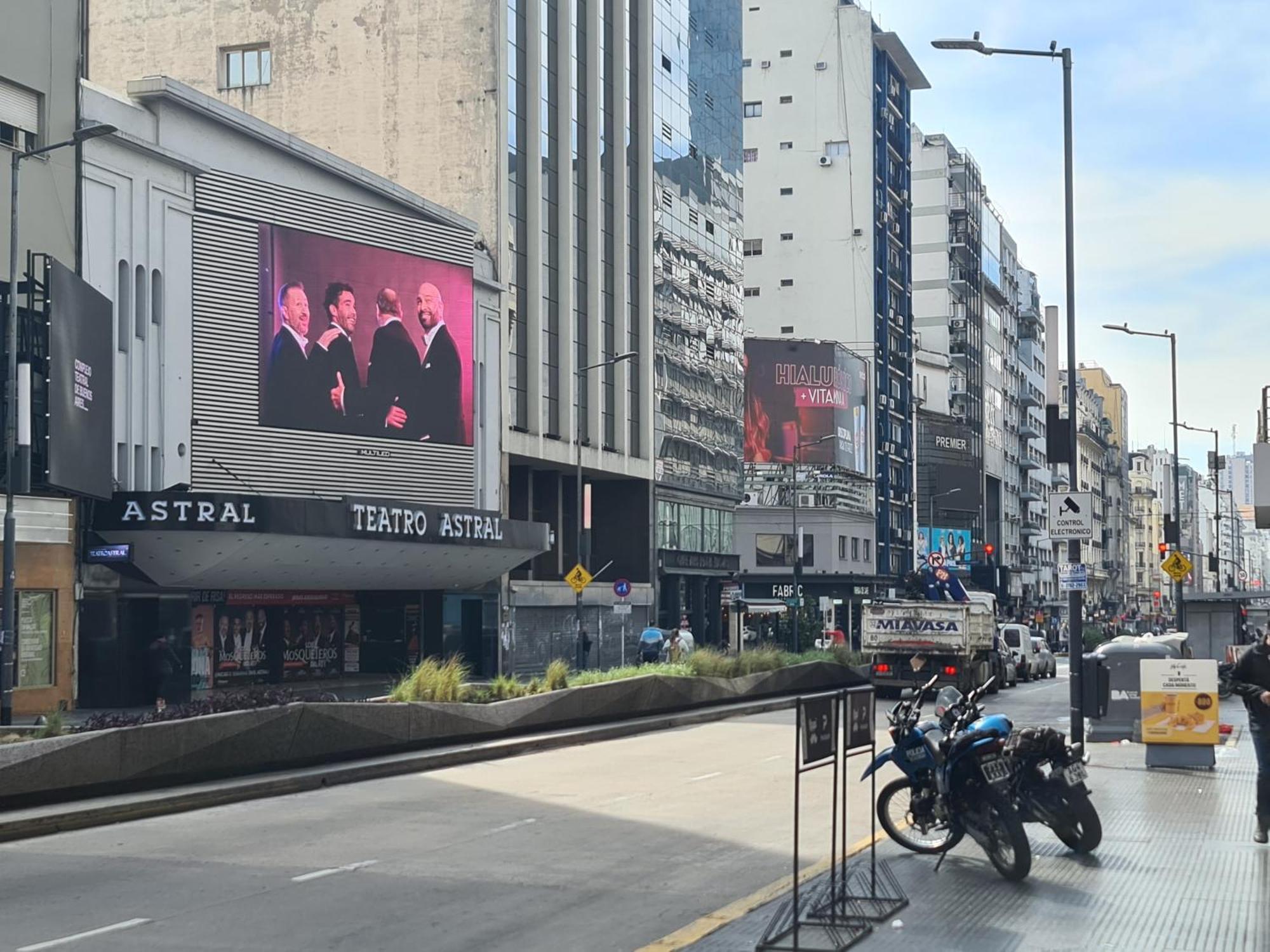 Av. Corrientes 1670 - Paseo La Plaza - * Buenos Aires