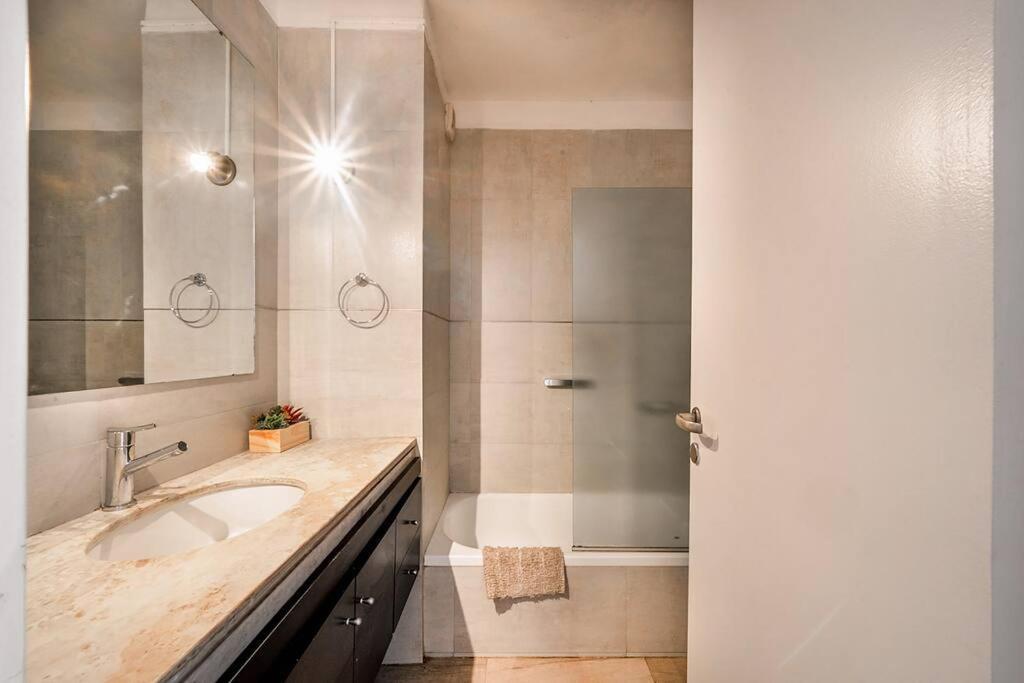 High Floor 3br Apartment *