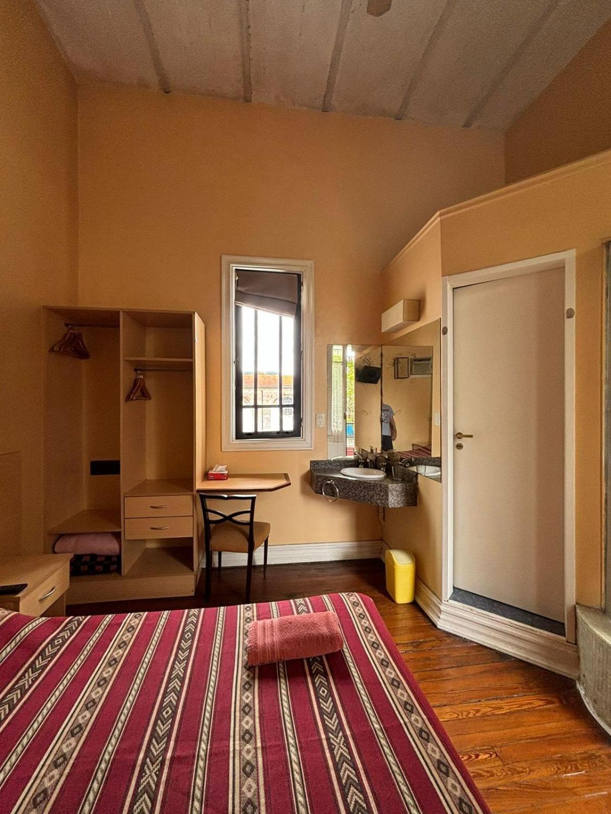 Lgy Only Men Bed & Breakfast