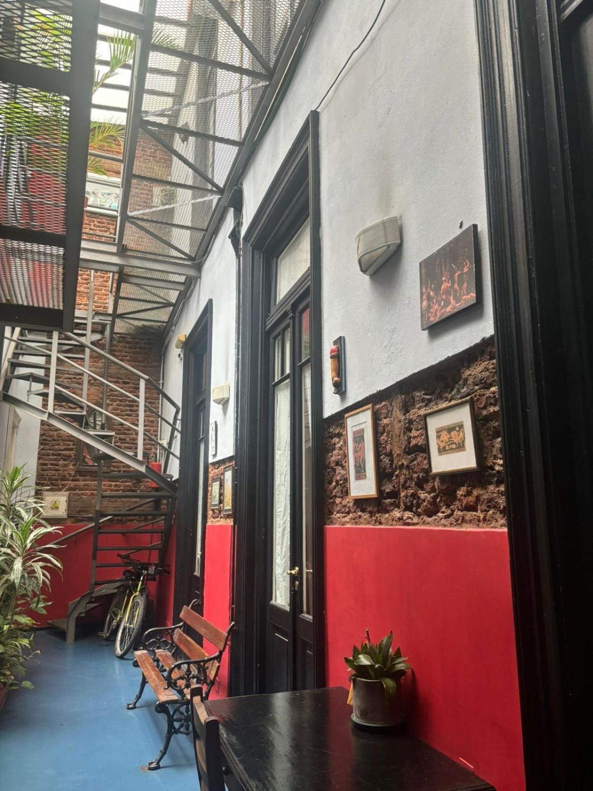 Lgy Only Men Bed & Breakfast