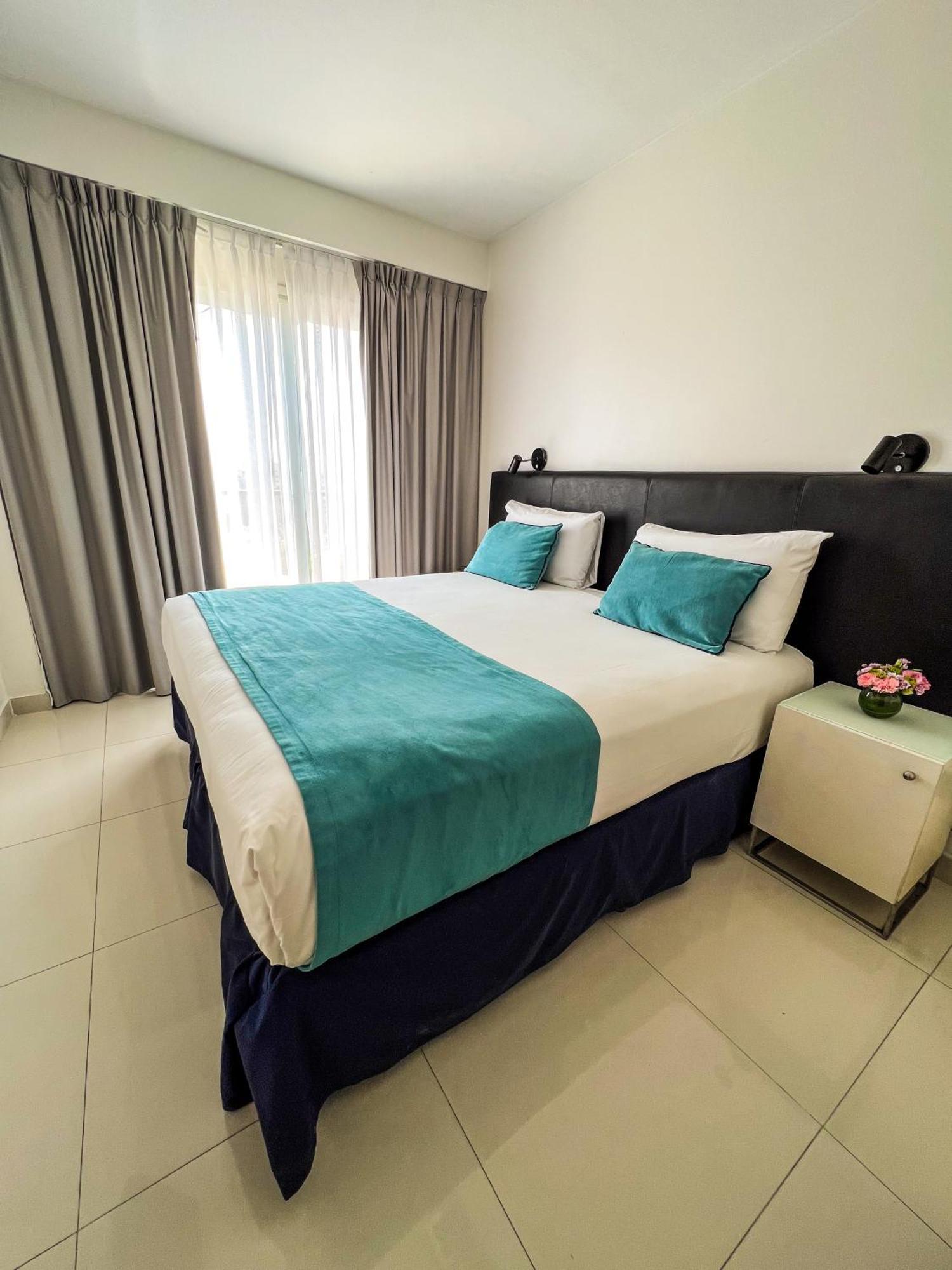 Cyan Recoleta