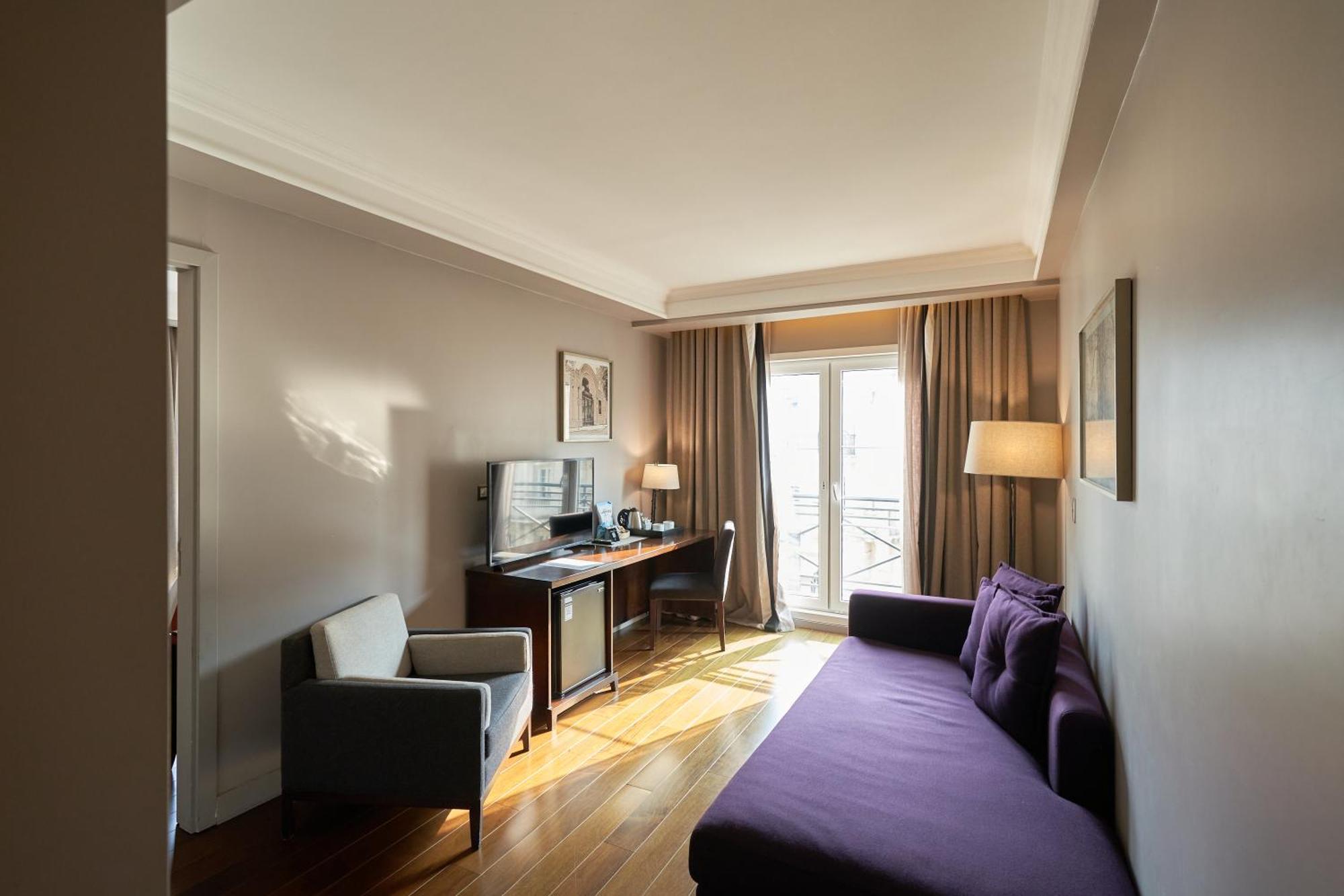 Carles Hotel 4*