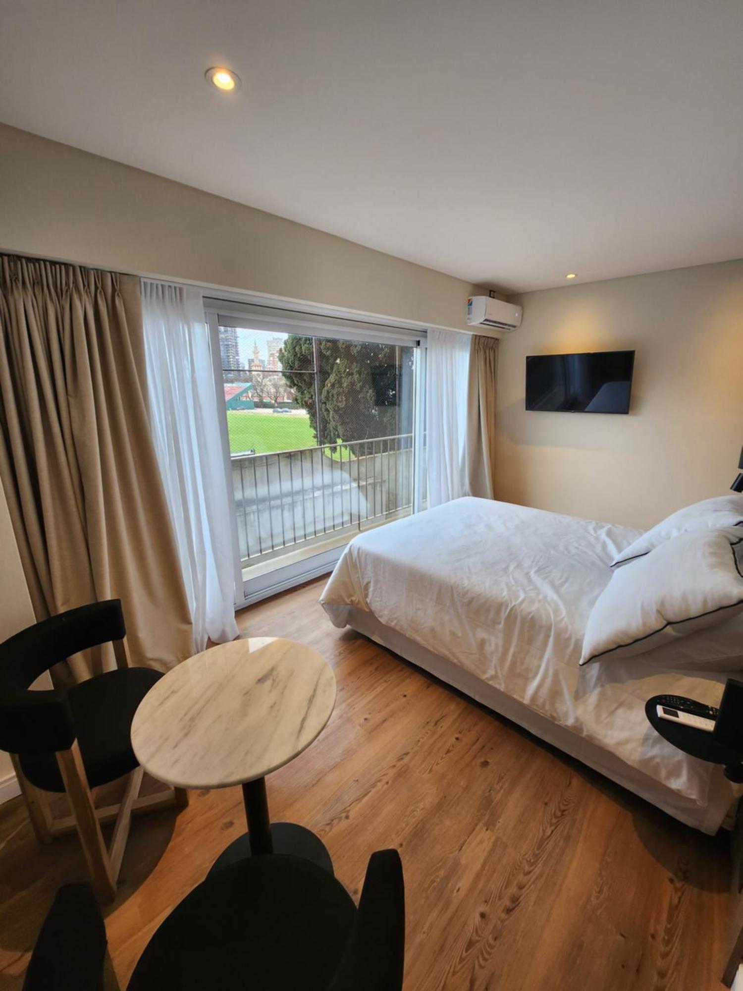 Clayton Hotel *