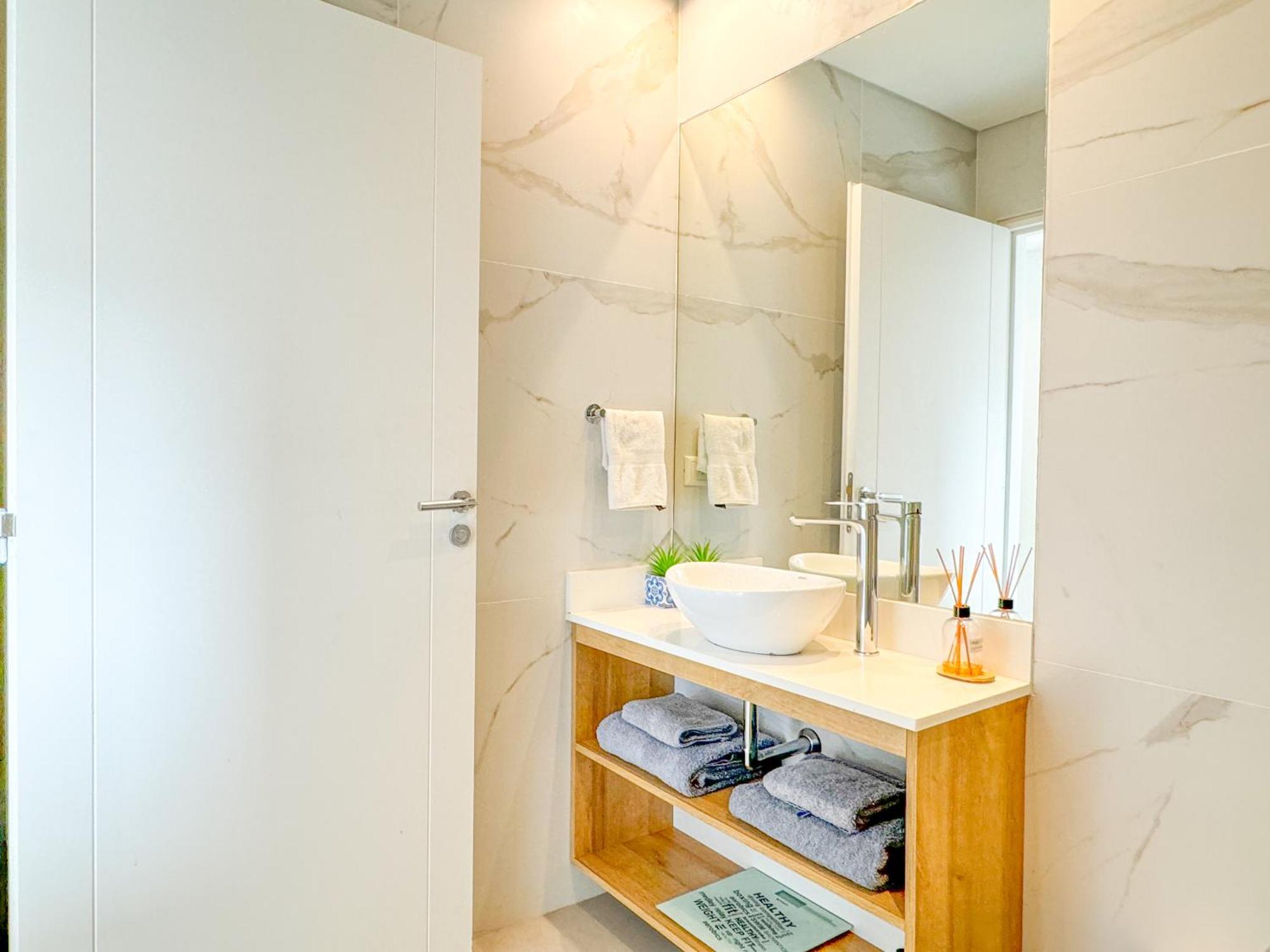 Hollywood Alto Apartment