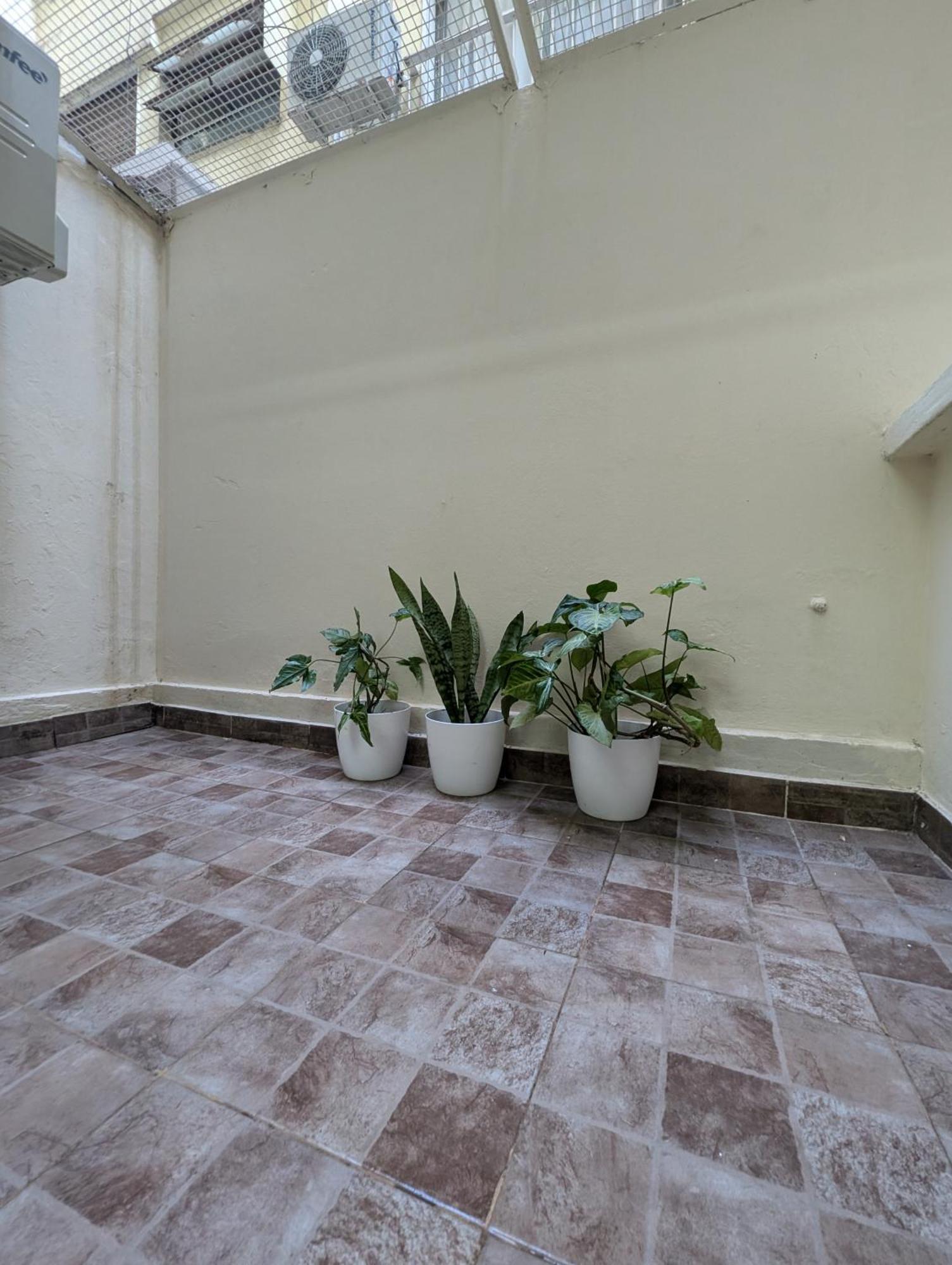Apartment Great With Patio *