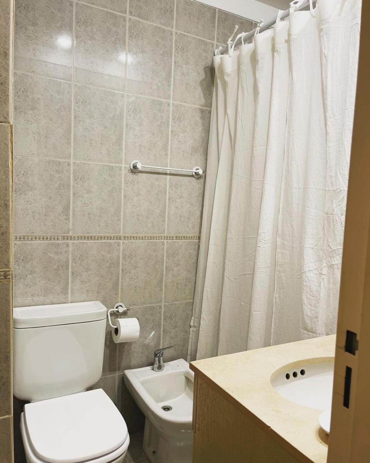 Comodo Ambiente Con Balcon En Recoleta Buenos Aires