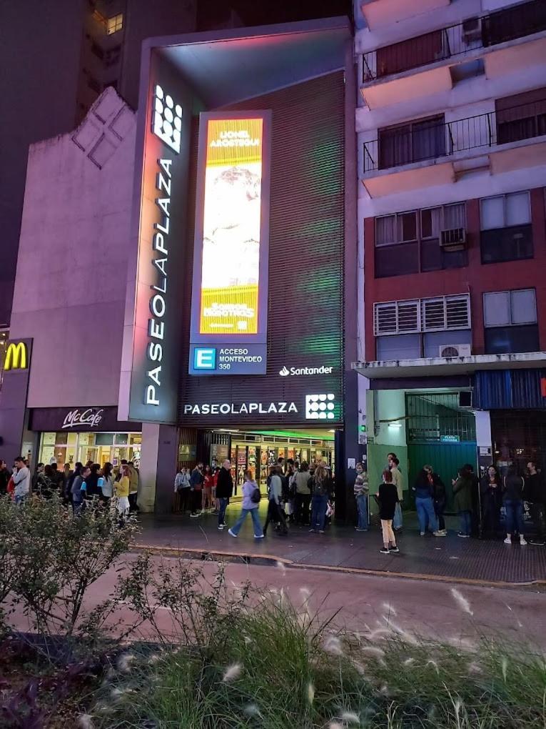 Sobre Av Corrientes Zona Teatros Y Paseo La Plaza * Buenos Aires