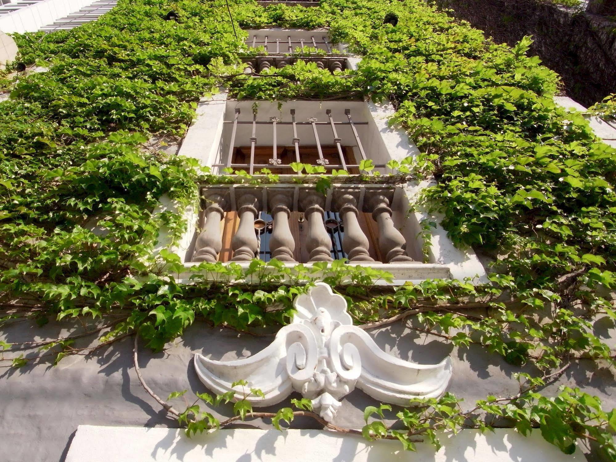 Le Petit Palais Bed & Breakfast 3*