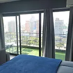 Amplio studio con balcón completamente blindado, protección para niños y vista abierta a la 9 de Julio