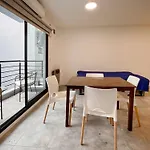 Modern Almagro Apartment For 4 Guests With Balcony And Full Amenities
