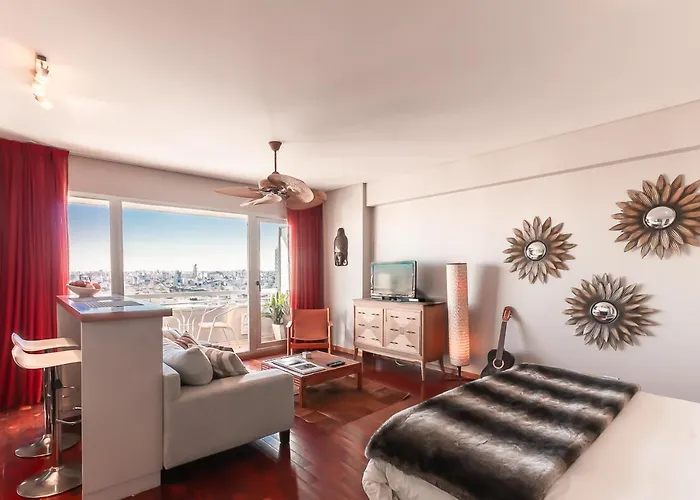 Superb High End And High Rise Apartment Pool / Gym