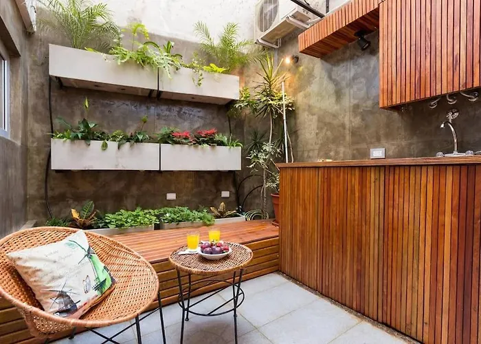 Heart Of Soho 2 Bedrooms With Patio