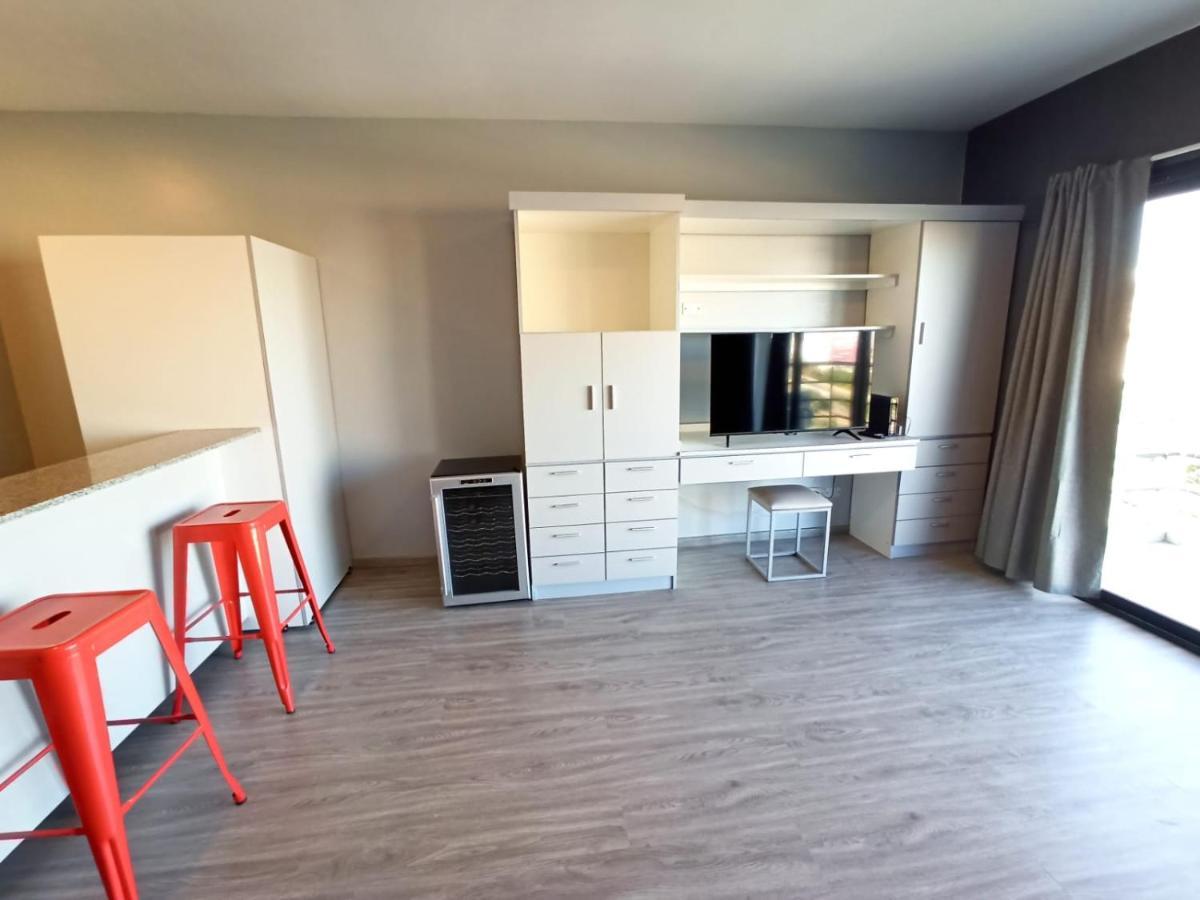 Amplio Studio Con Balcón Completamente Blindado, Protección Niños Y Vista Abierta A La 9 De Julio Ciudad Autónoma de Buenos Aires
