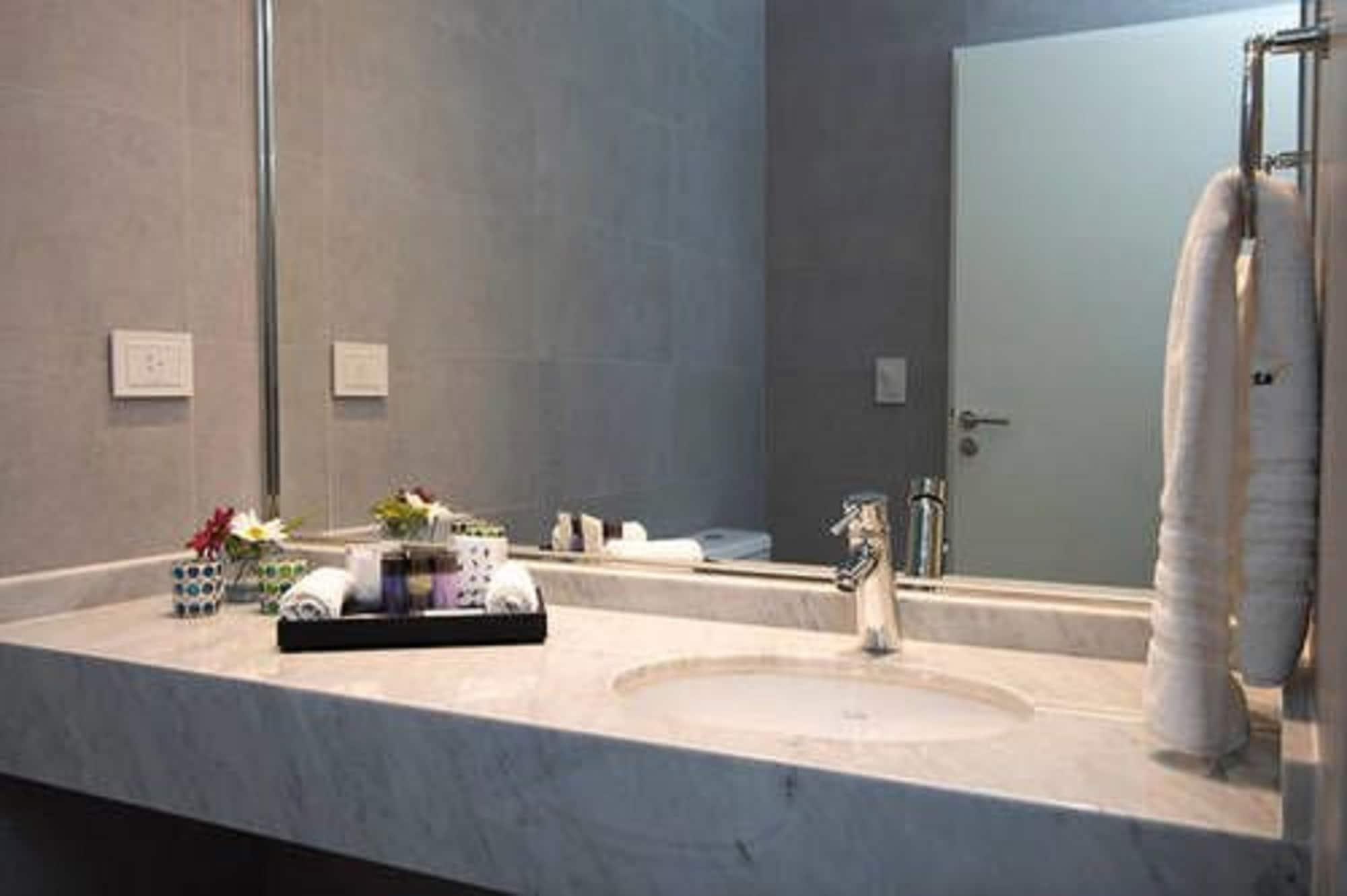 Arc Arenales Studios&suites Apartahotel