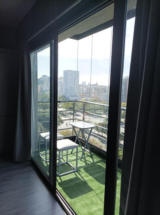 Amplio Studio Con Balcón Completamente Blindado, Protección Niños Y Vista Abierta A La 9 De Julio * Ciudad Autónoma de Buenos Aires
