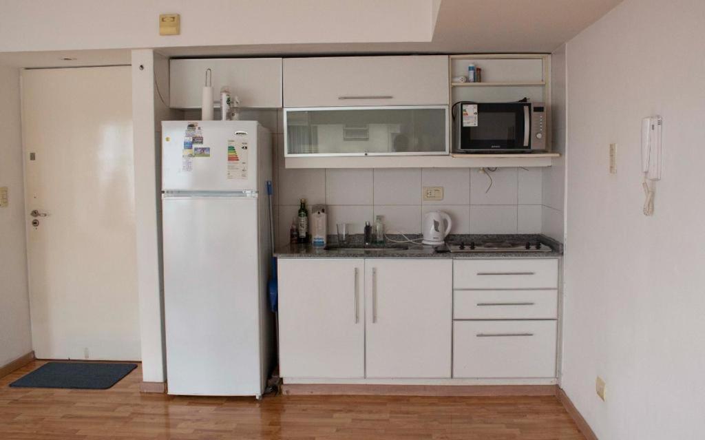 Amplio Ambiente Y Medio Luminoso C Pileta En El Edificio 4 Personas Con Cama Doble Y Un Sillon Cama Tambien Doble * Buenos Aires