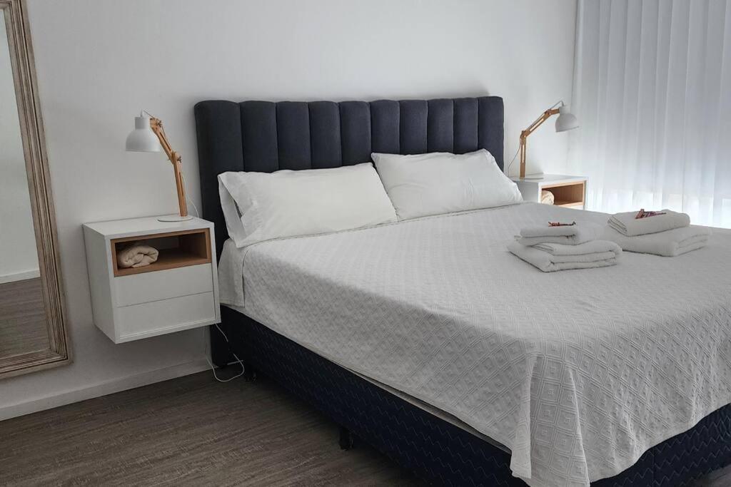 Apartamento Blanco Con Balcon Apartamento