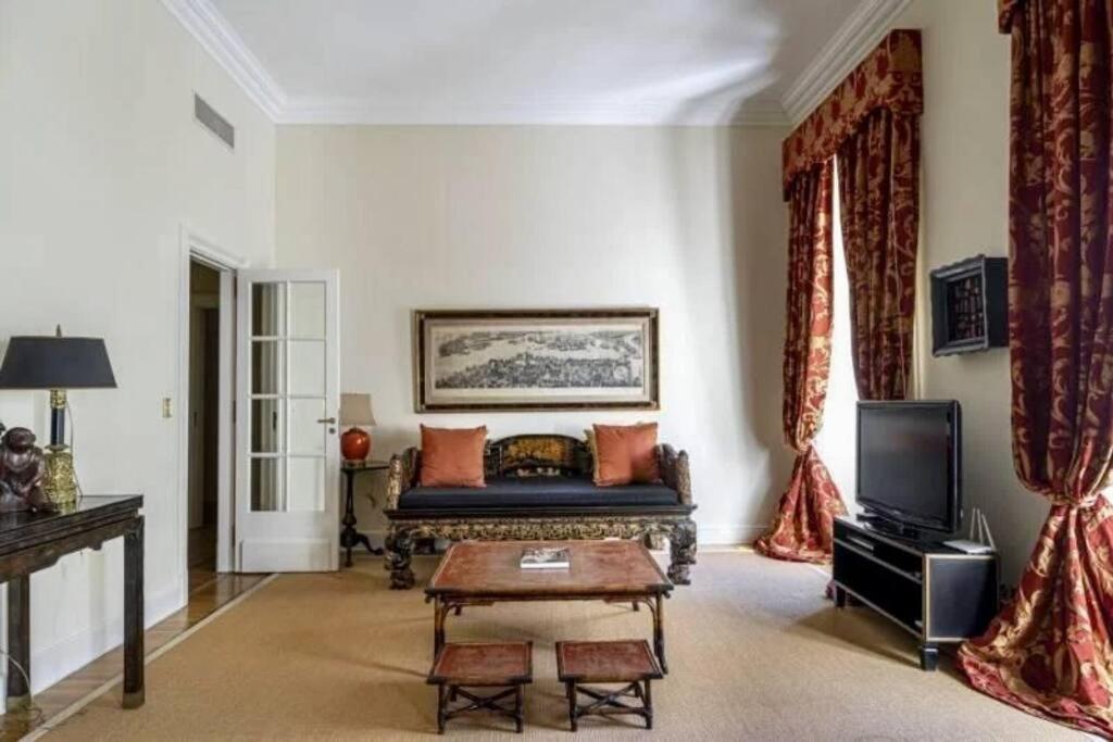 Belle Epoque Style Entire Floor On The Sofisticated Avenue Of The Apartment *