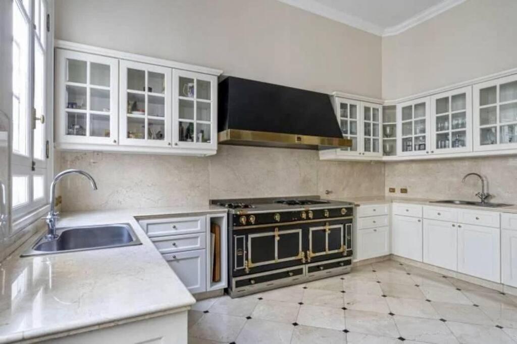Belle Epoque Style Entire Floor On The Sofisticated Avenue Of The Apartment *
