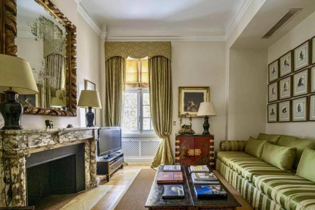 Belle Epoque Style Entire Floor On The Sofisticated Avenue Of The Apartment *