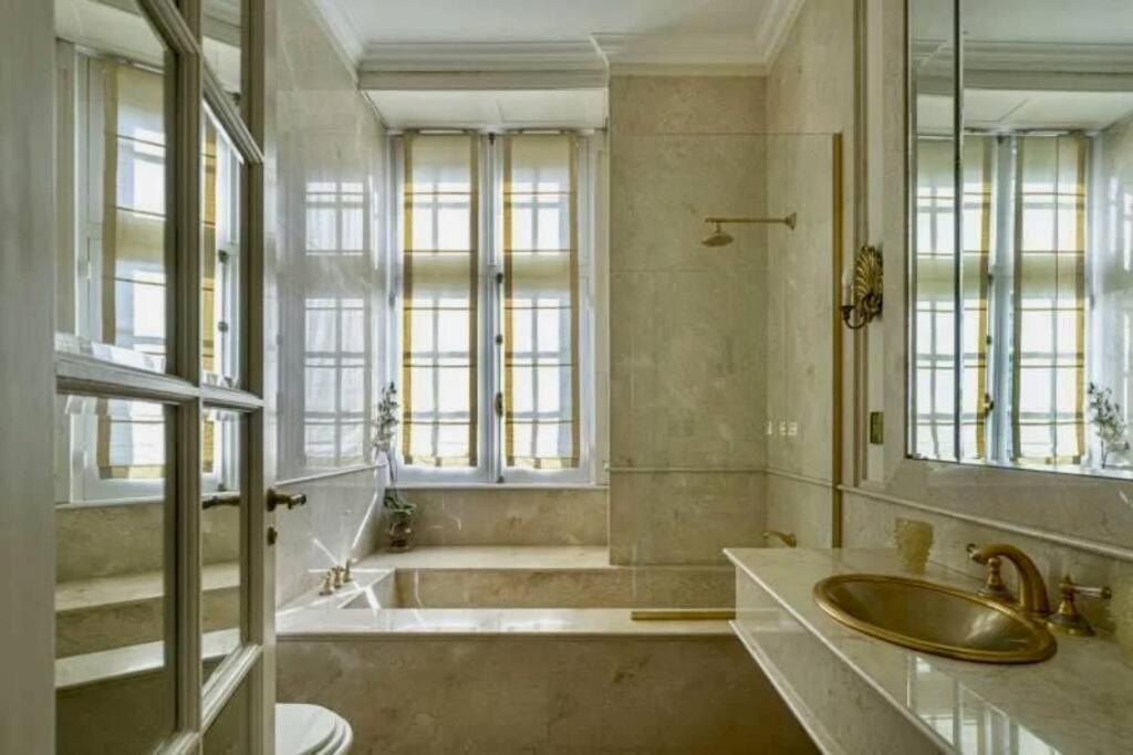 Belle Epoque Style Entire Floor On The Sofisticated Avenue Of The Apartment Buenos Aires