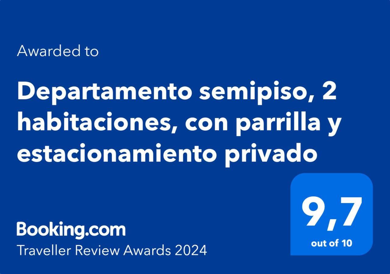 Departamento Semipiso, 2 Habitaciones, Con Parrilla Y Estacionamiento Privado *