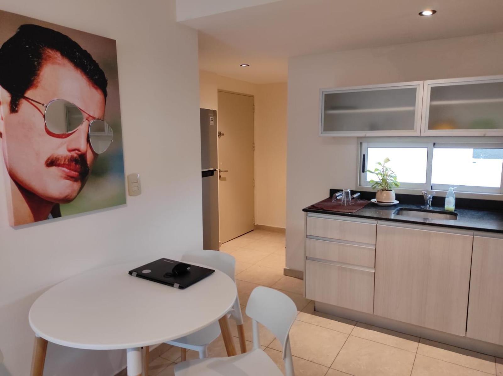 Serrano Suites: Modern Comfort Near Movistar Arena *