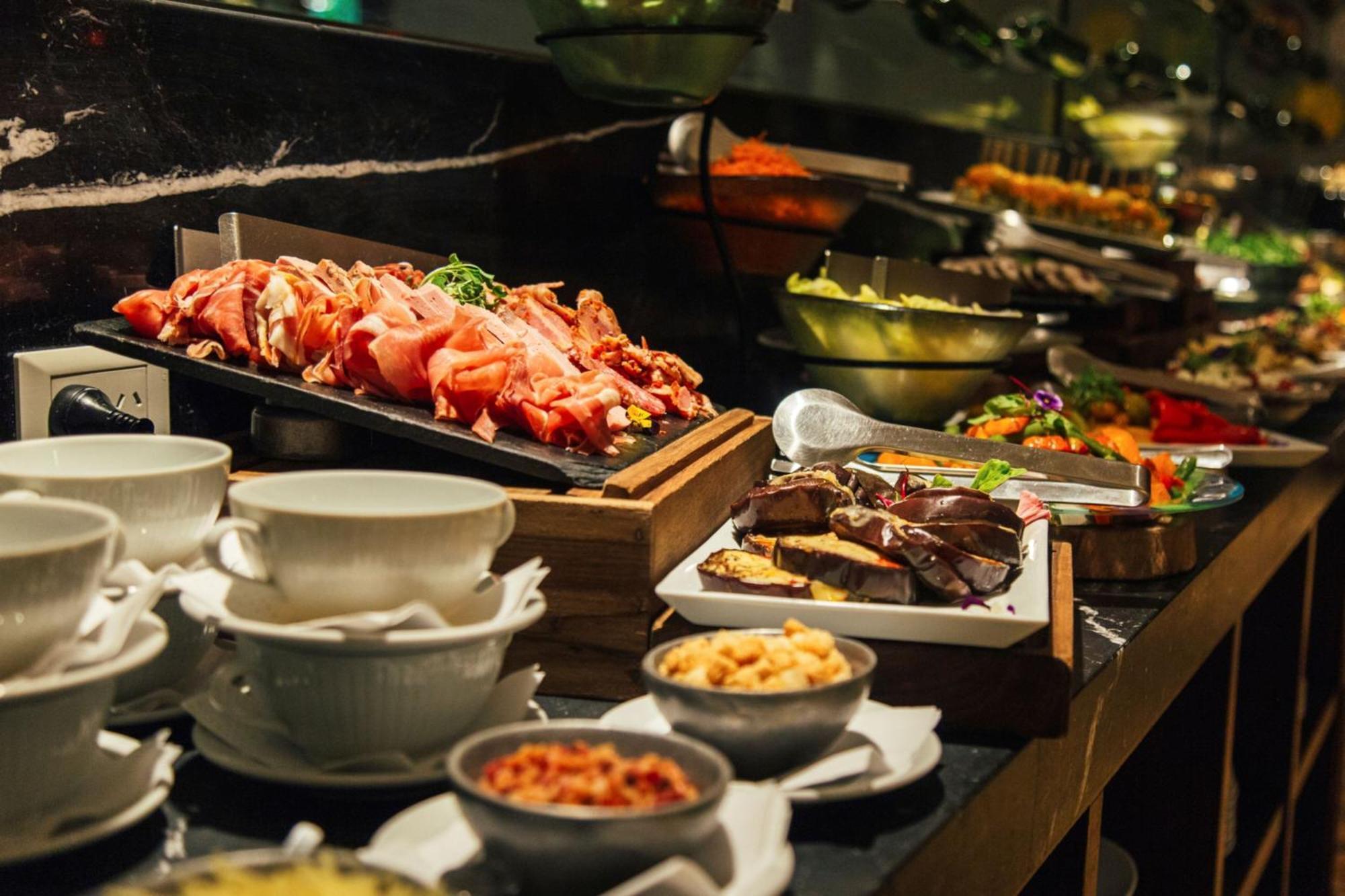 Sheraton & Convention Center 5*