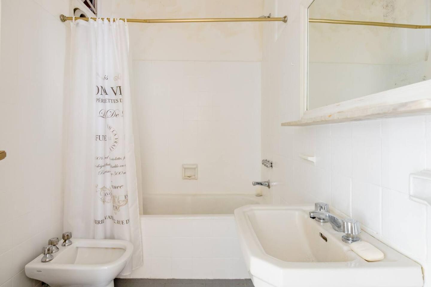 A Friendly In The Heart Of Recoleta -in Shared Apartment- * Buenos Aires