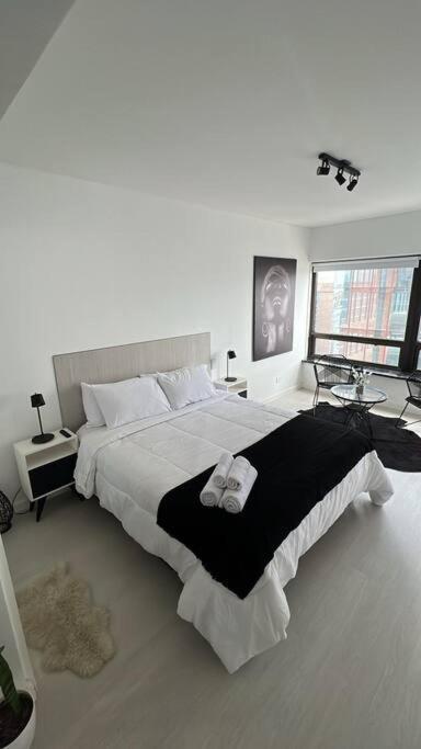Black & White - Cerca Del Obelisco Apartment *