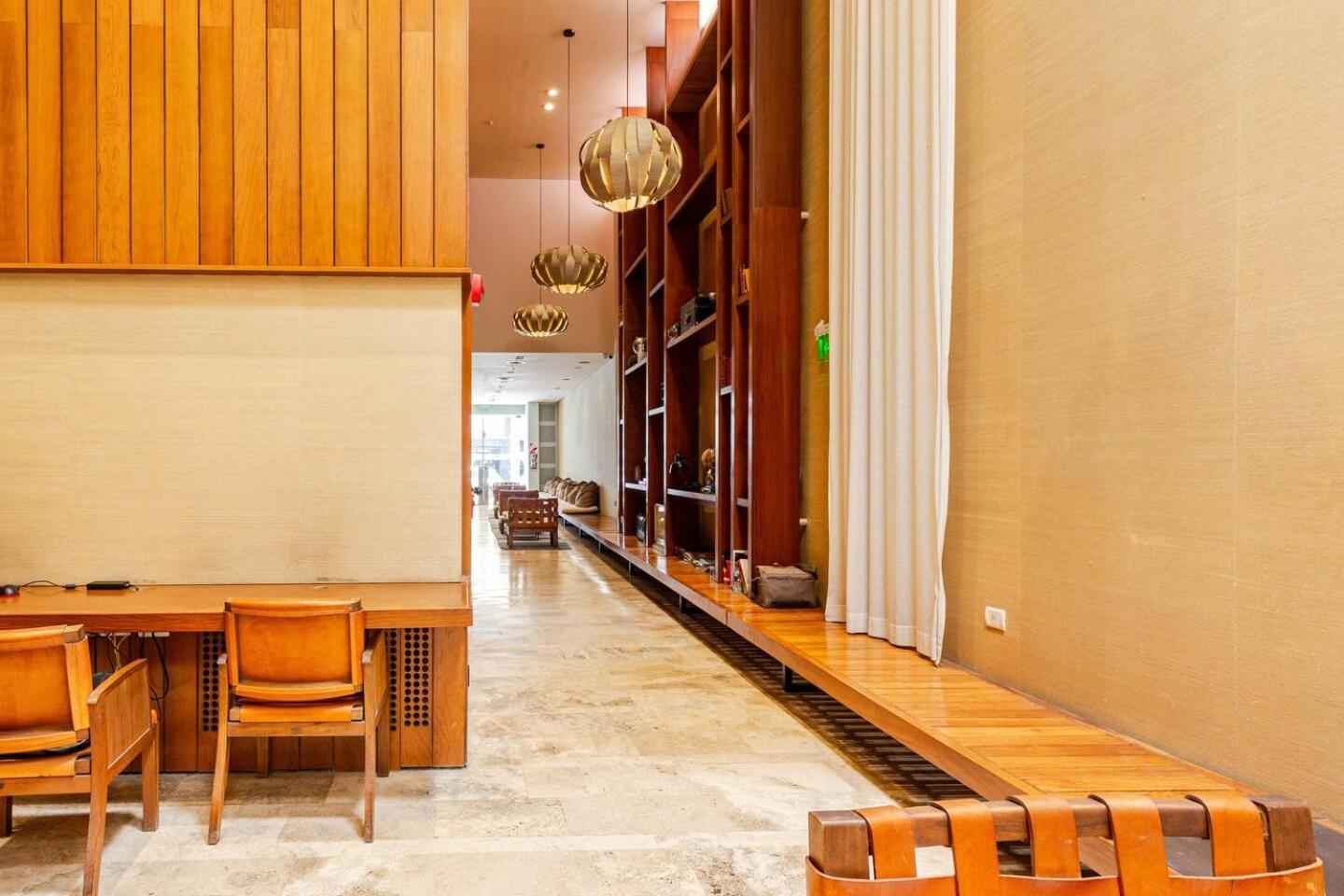 Live At Location Palermo Soho -t707- *