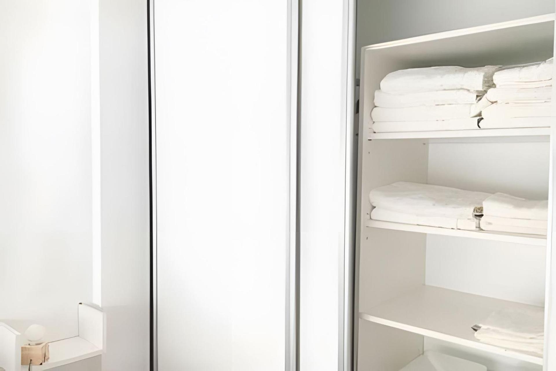 Veve V . Sun Splashed Apt, Easy Access To The Apartment