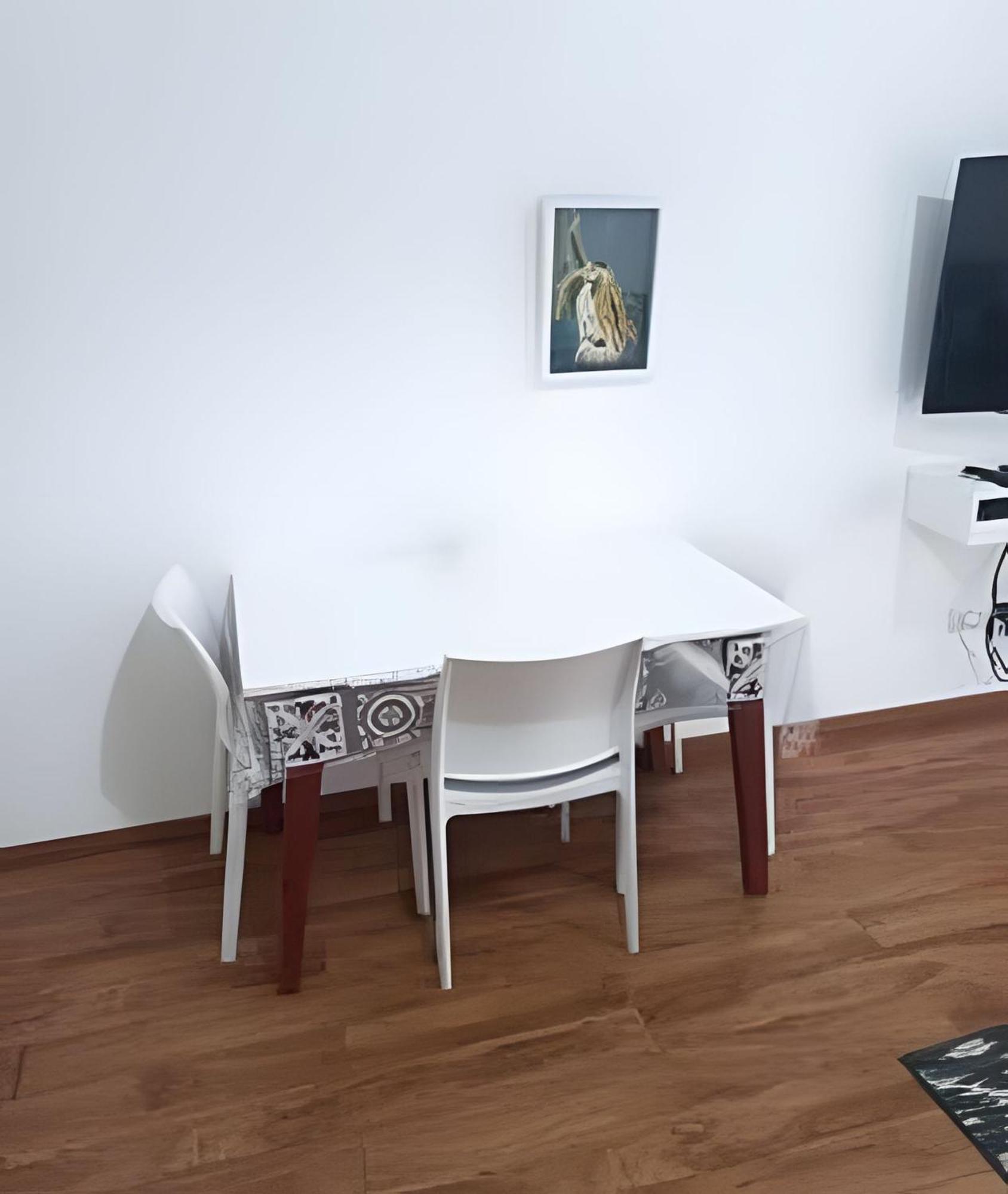 Veve V . Sun Splashed Apt, Easy Access To The Apartment *