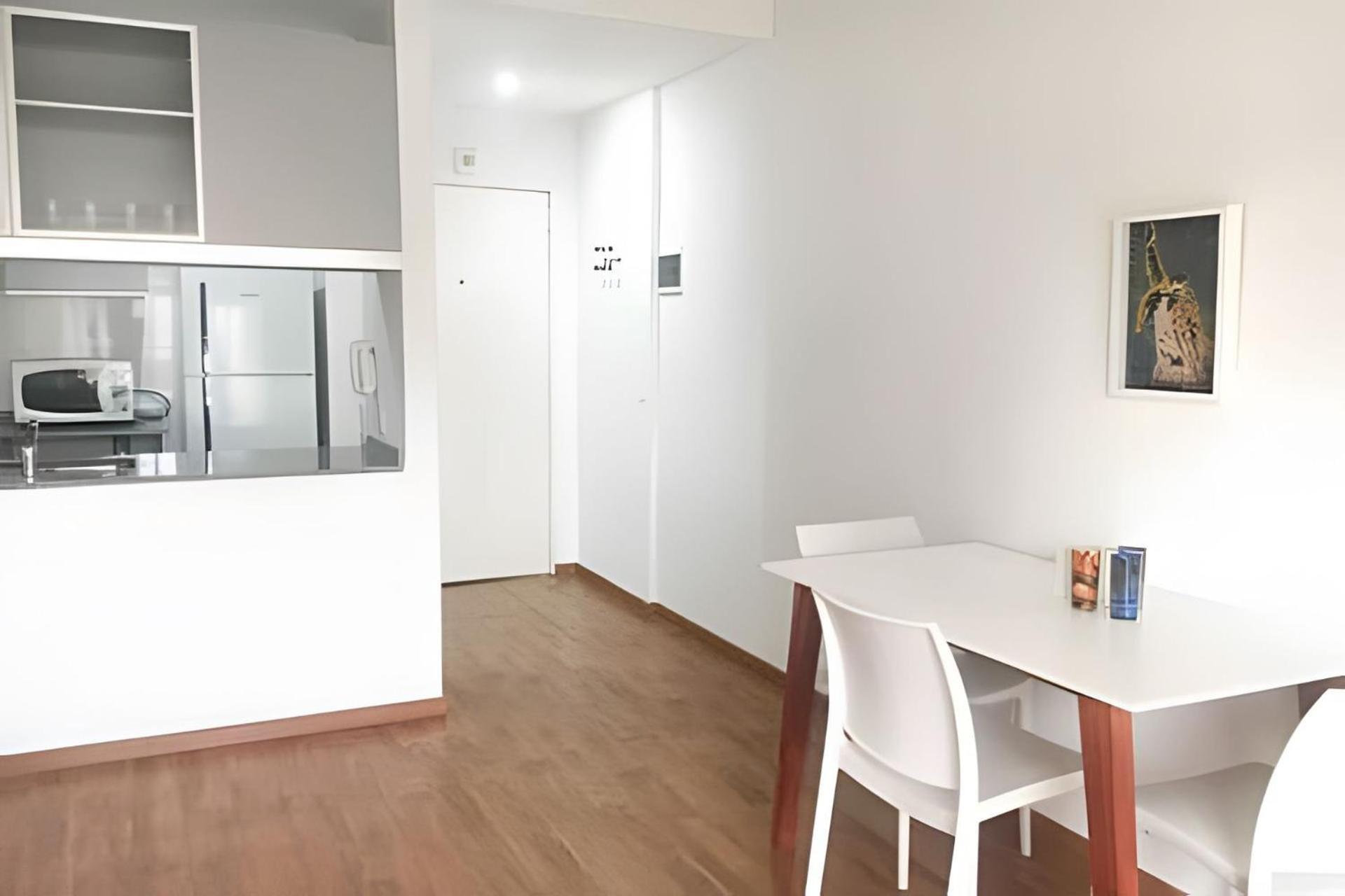 Veve V . Sun Splashed Apt, Easy Access To The Apartment