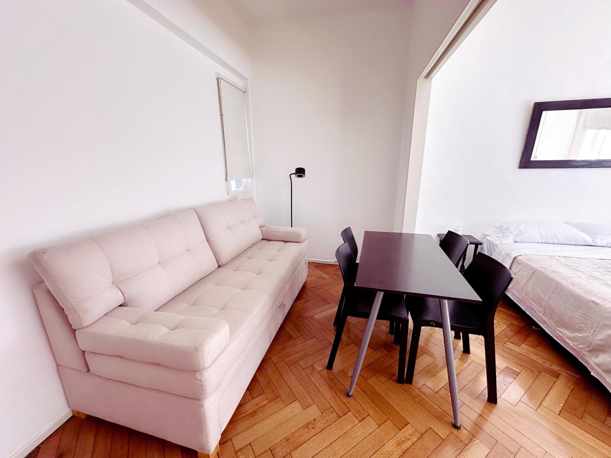 Amplio Monoambiente En Microcentro Apartment