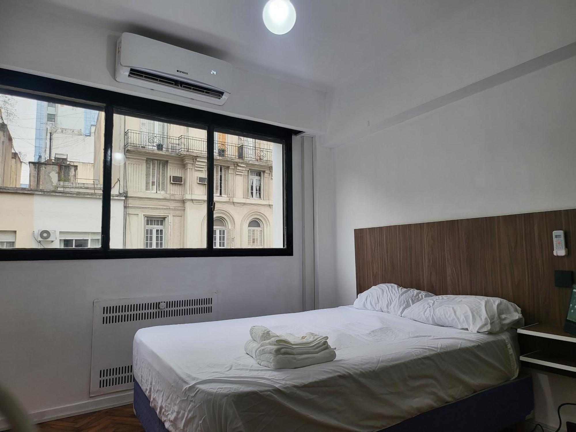 Quinto Piso A La Calle, Comodo, Equipado, Luminoso Y Bien Ubicado Apartment