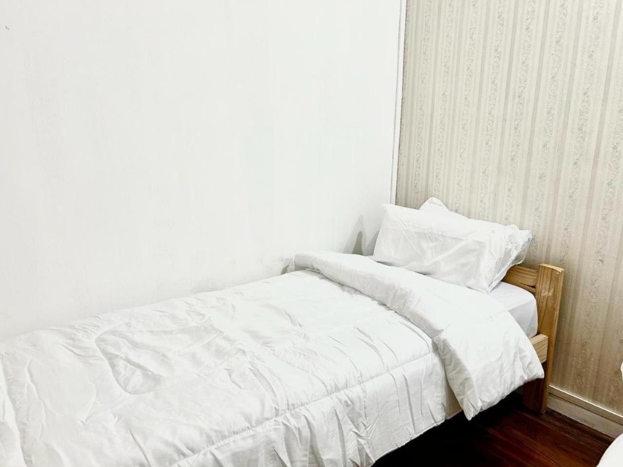 Blue St Hostel *