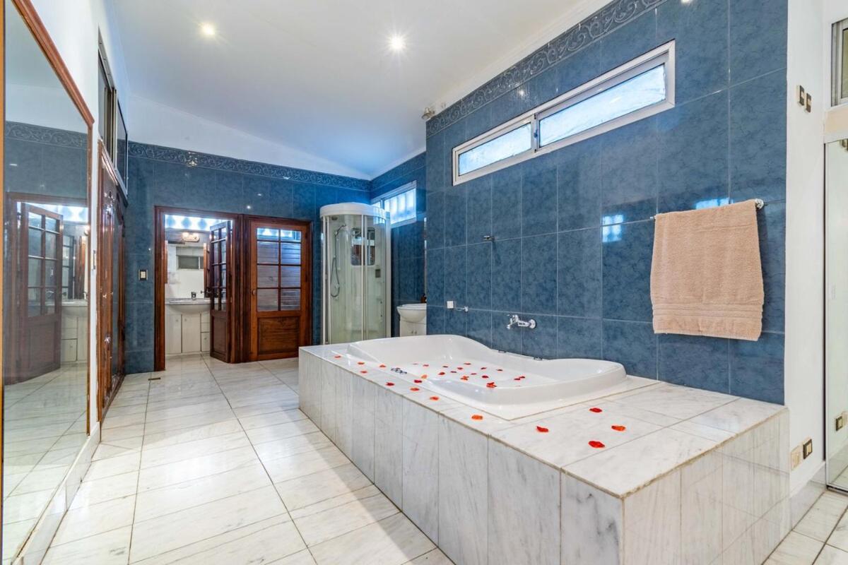 Luxury Mansion In Recoleta - Jacuzzi - Sauna - 40 People Villa Buenos Aires