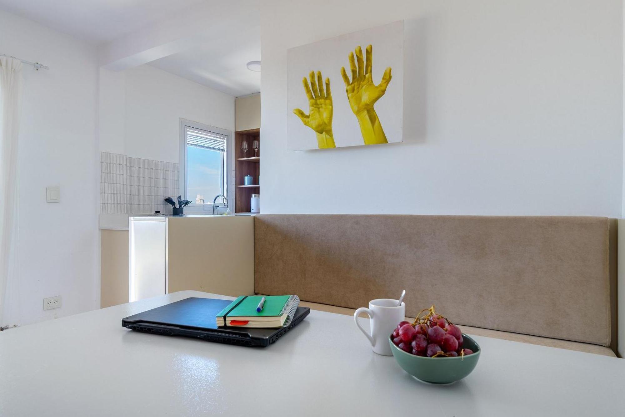 Estudio Moderno Con Vista Al Polo | Canitas *