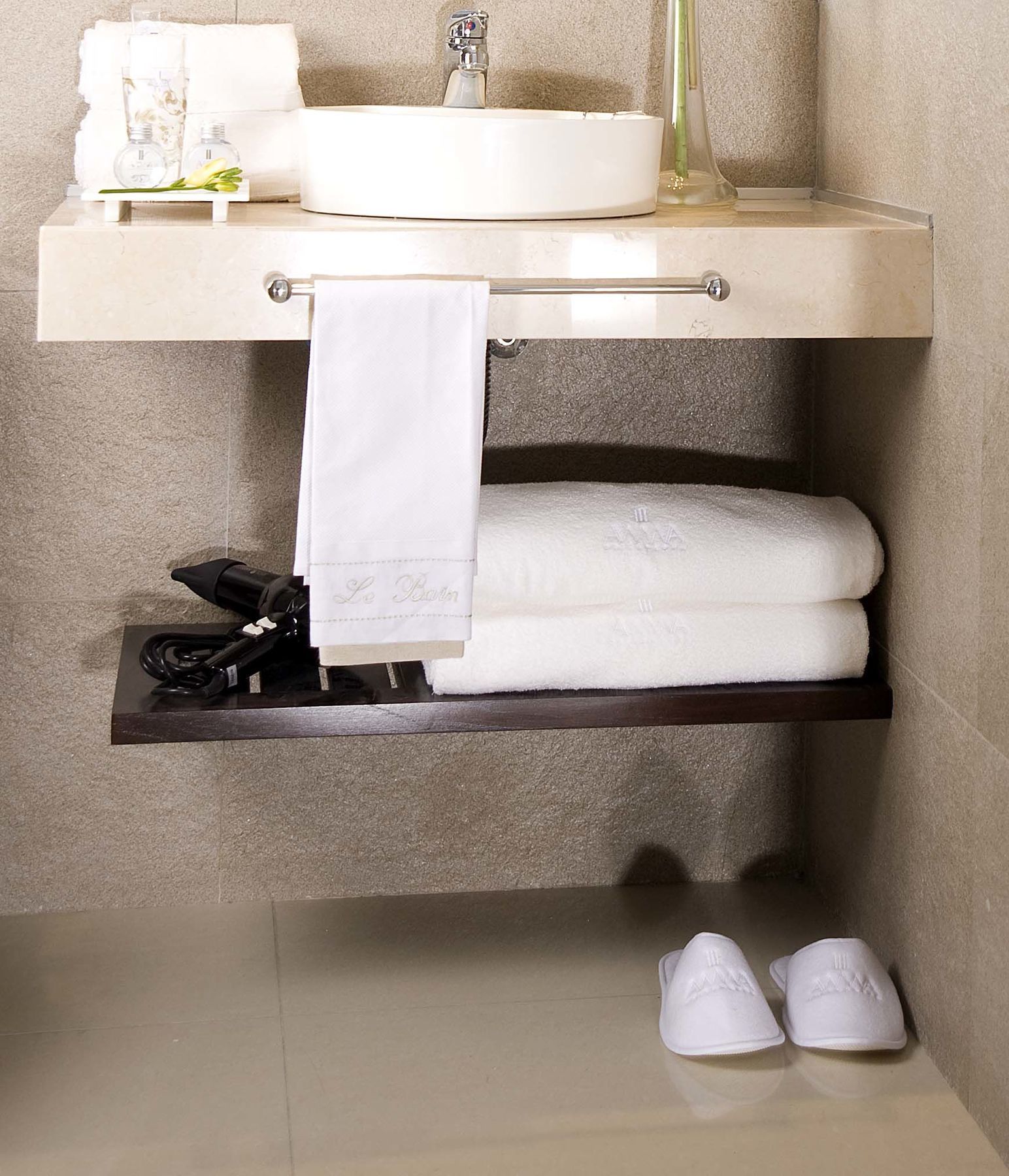 Hotel Awwa &
