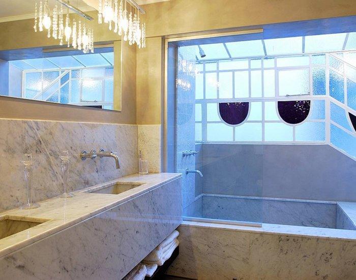 Deluxe In French Style Building Apartment
