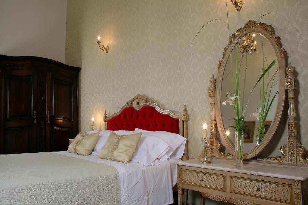 Hotel Rooneys Boutique