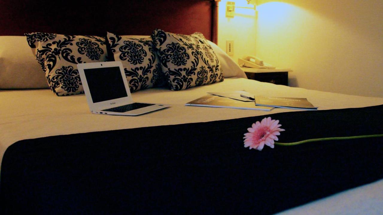 Hotel Howard Johnson 9 De Julio Avenue 4*
