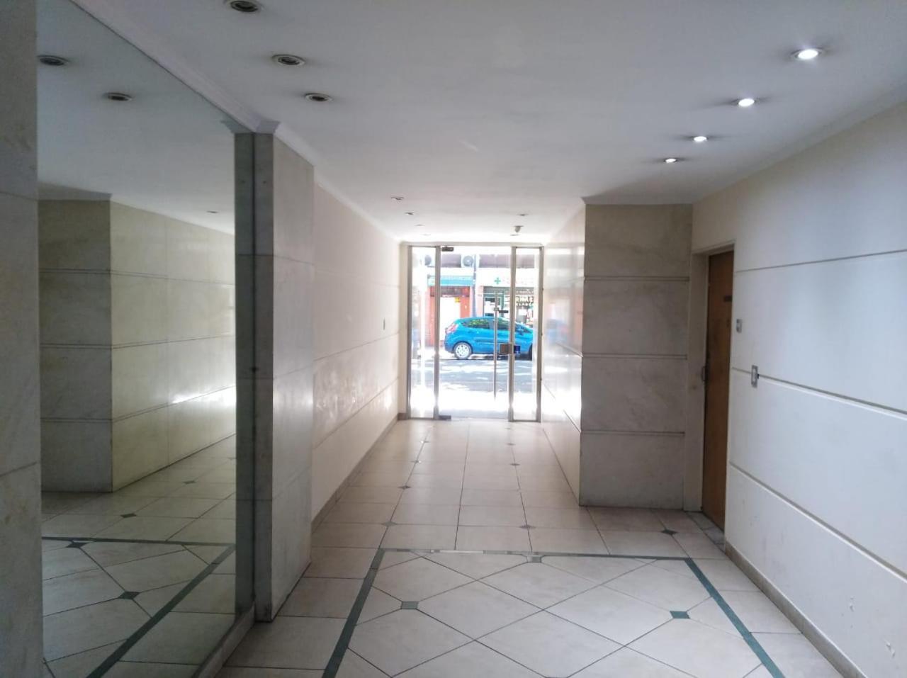 Confortable Dpto ,100 M2, Cochera En El Edificio Gratis , Balcon Grande A La Calle, Cerca Movistar Arena Apartment