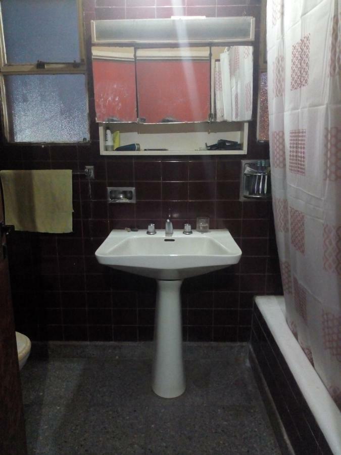 Pequena En Casa De Familia, Ideal Una Persona Homestay