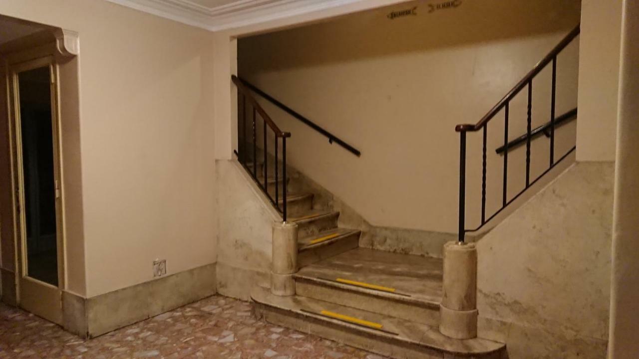Excelente Departamento Con Balcon A La Calle Sobre Avenida Apartamento