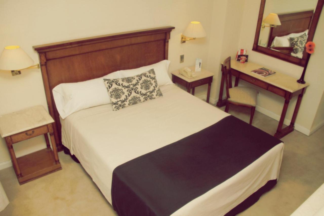 Hotel Howard Johnson 9 De Julio Avenue 4*